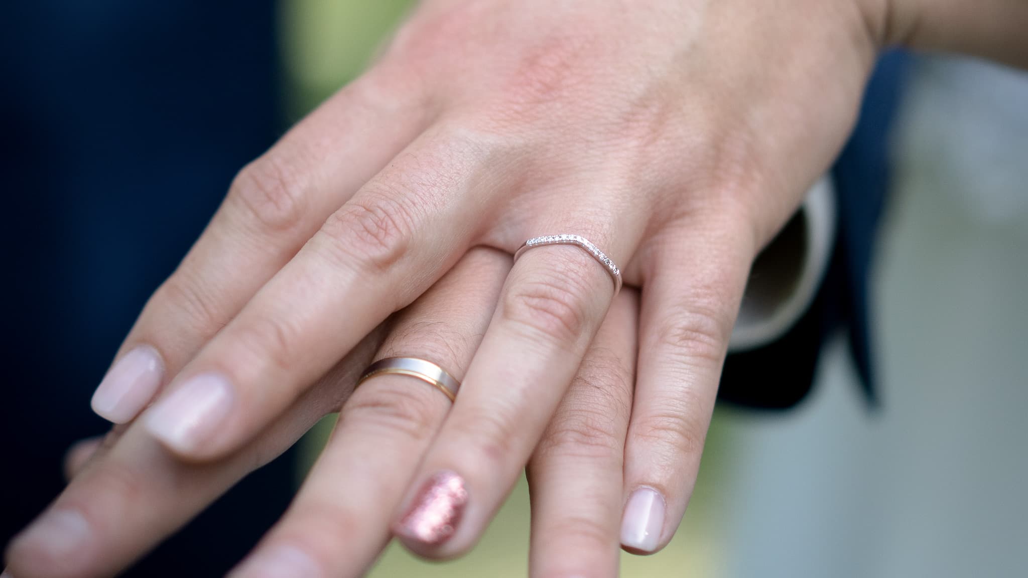 Alliances photographiées pendant un reportage mariage