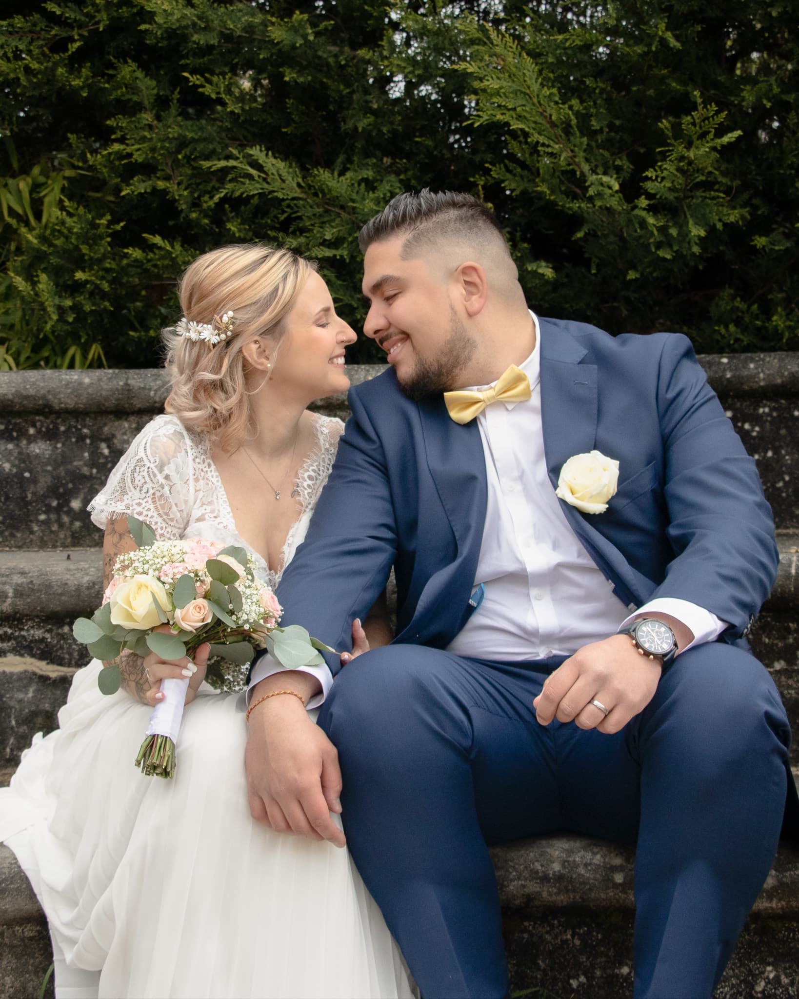 Couple de mariés assis lors d'un reportage mariage