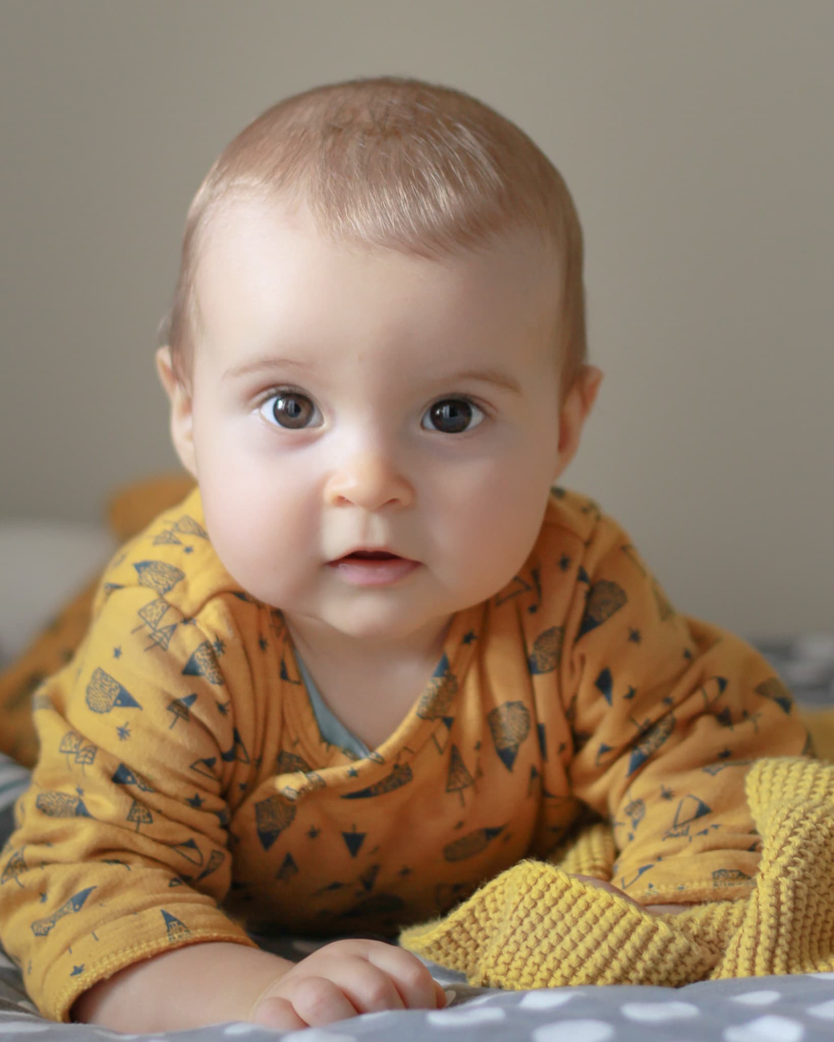 Portrait naturel de bébé lors d'une séance famille