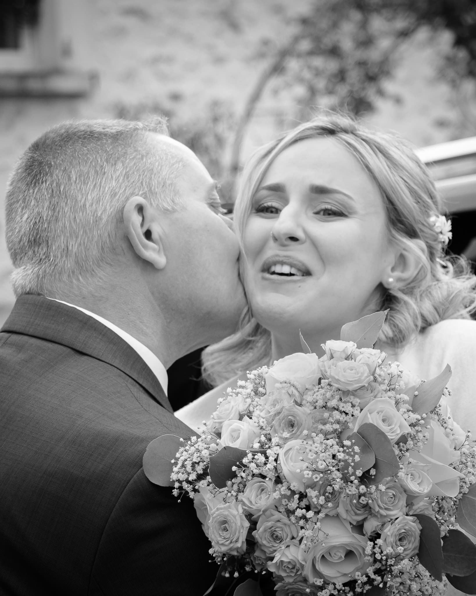 Portrait de mariée avec bouquet lors d'un mariage