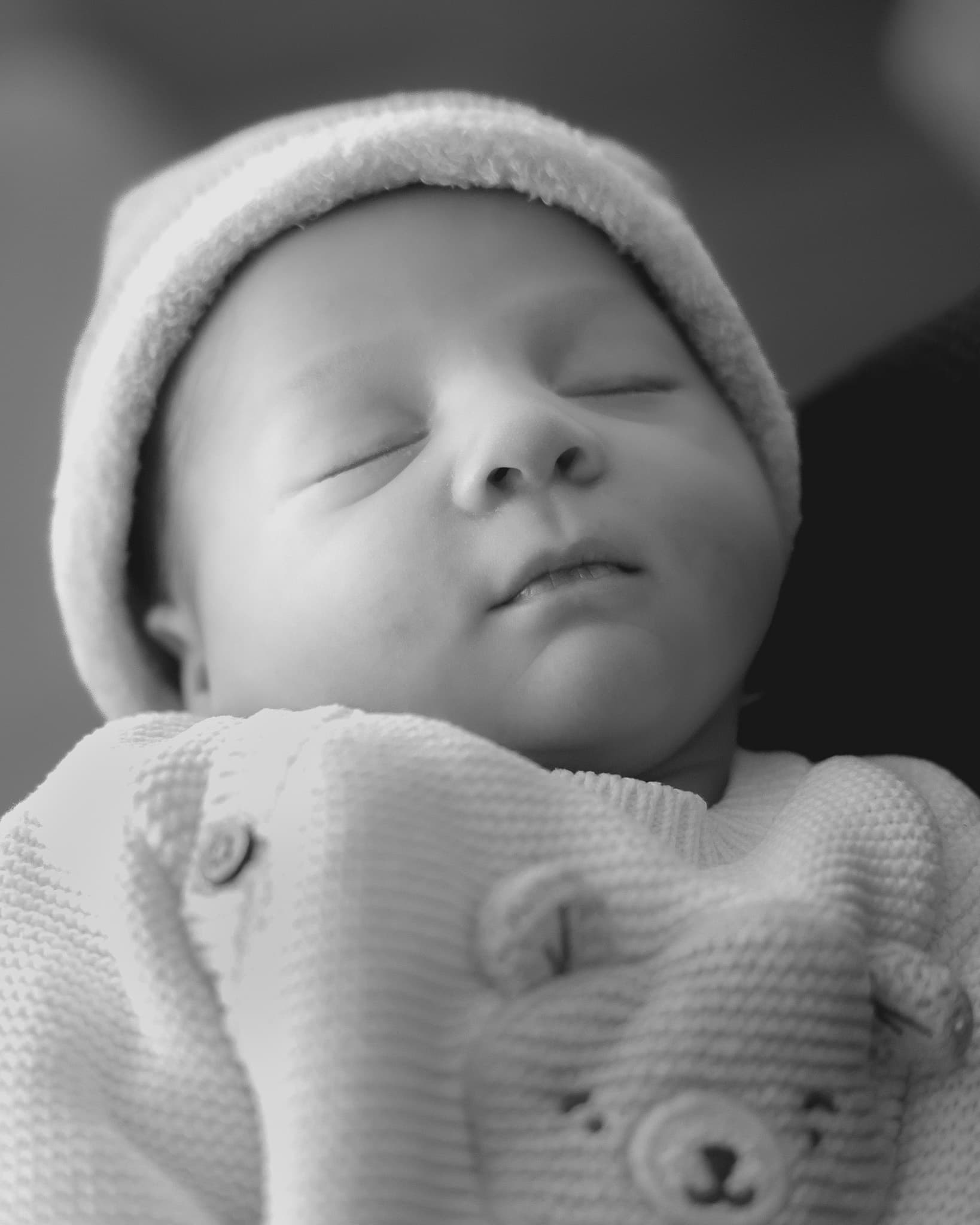 Portrait de nouveau-né en noir et blanc