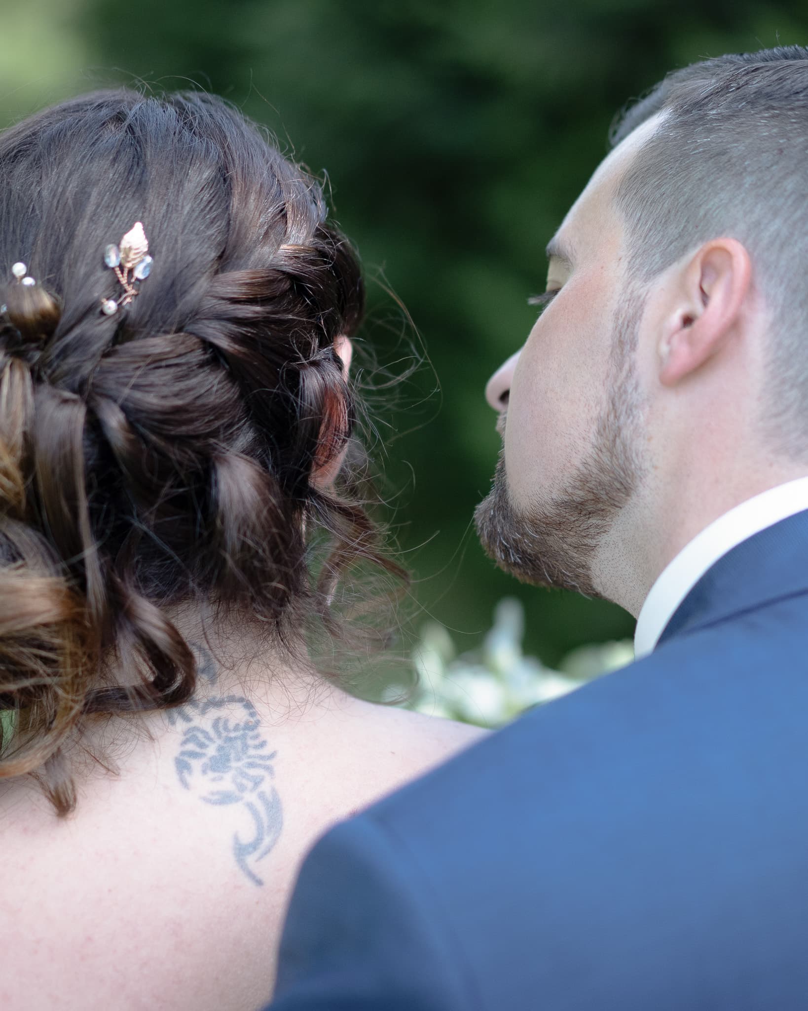 Moment complice entre mariés lors d'un reportage mariage
