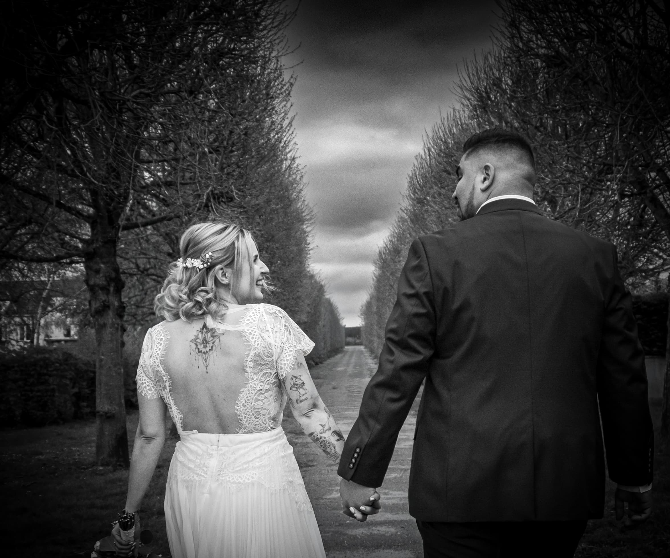 Couple de mariés photographié en extérieur lors d'un reportage mariage