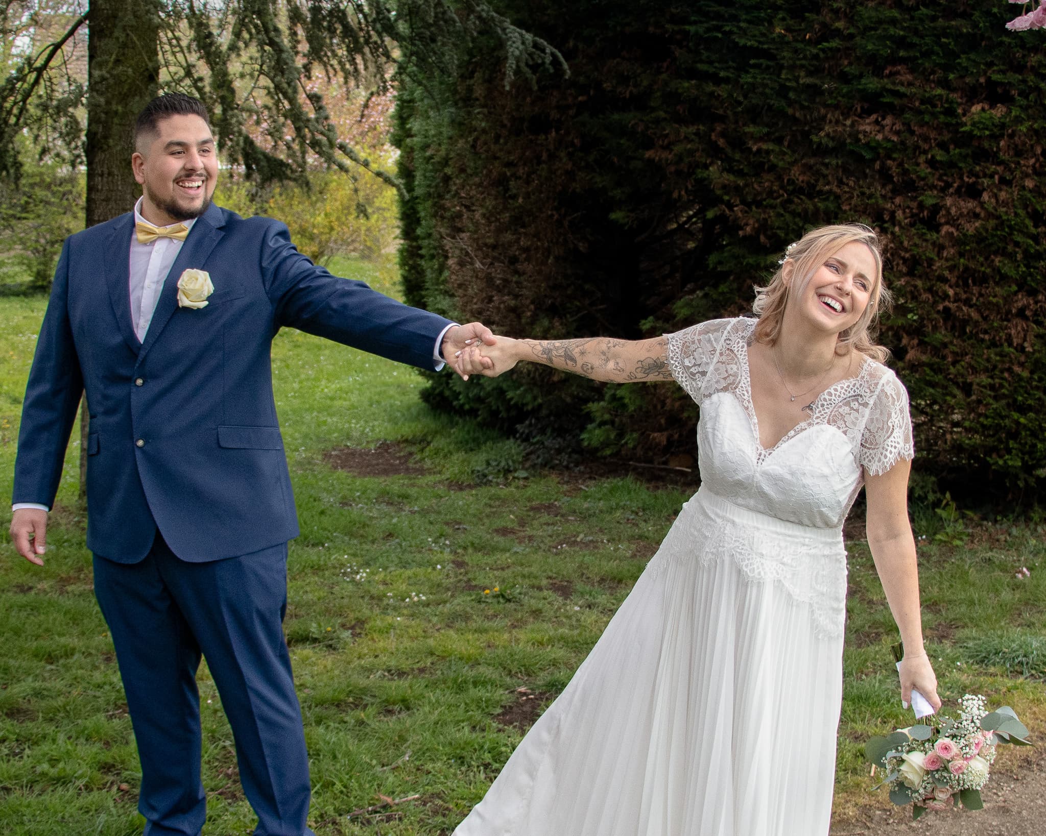 Couple de mariés pendant une séance photo en extérieur