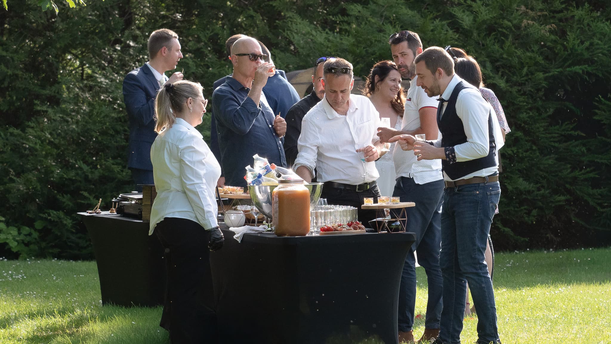 Invités et ambiance de réception lors d'un mariage