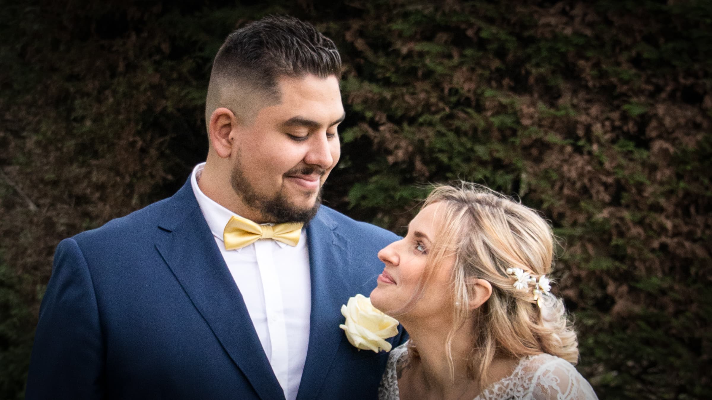 Portrait de couple lors d'un mariage en extérieur