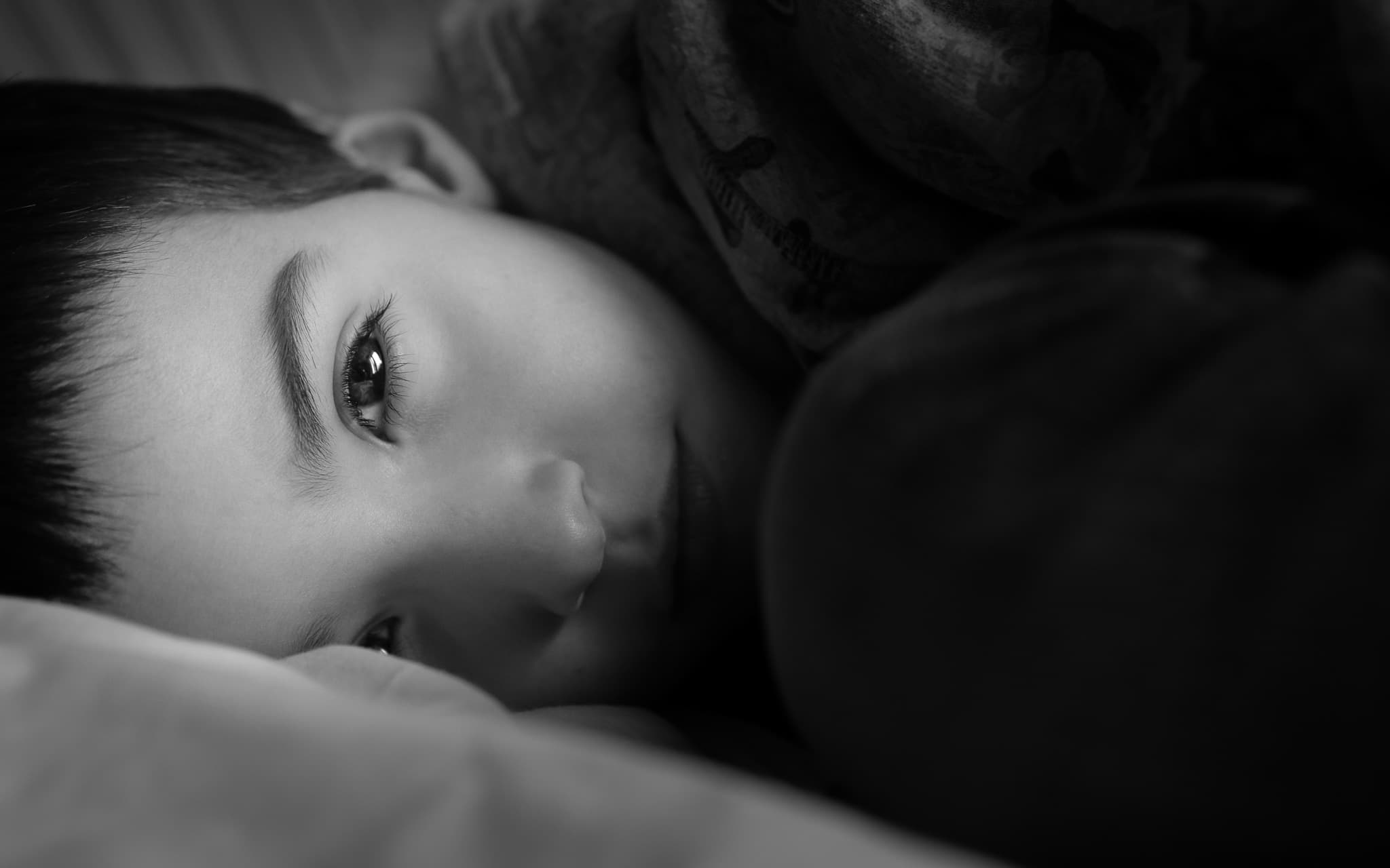 Portrait d'enfant en noir et blanc par RS Photographie