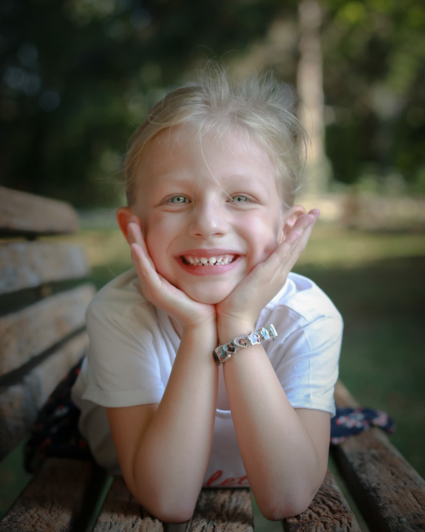 Portrait naturel d'enfant en extérieur
