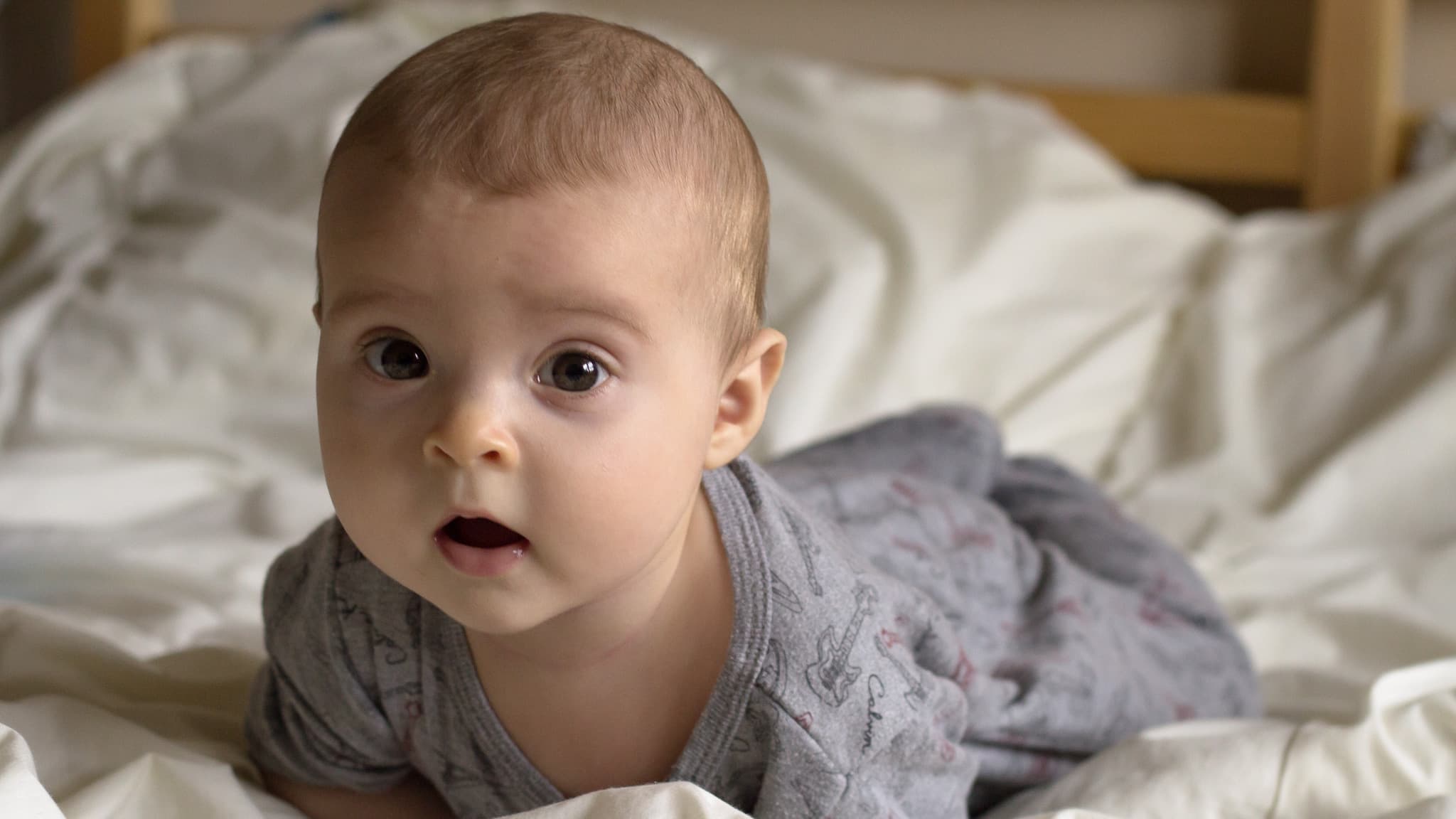 Portrait de bébé lors d'une séance famille
